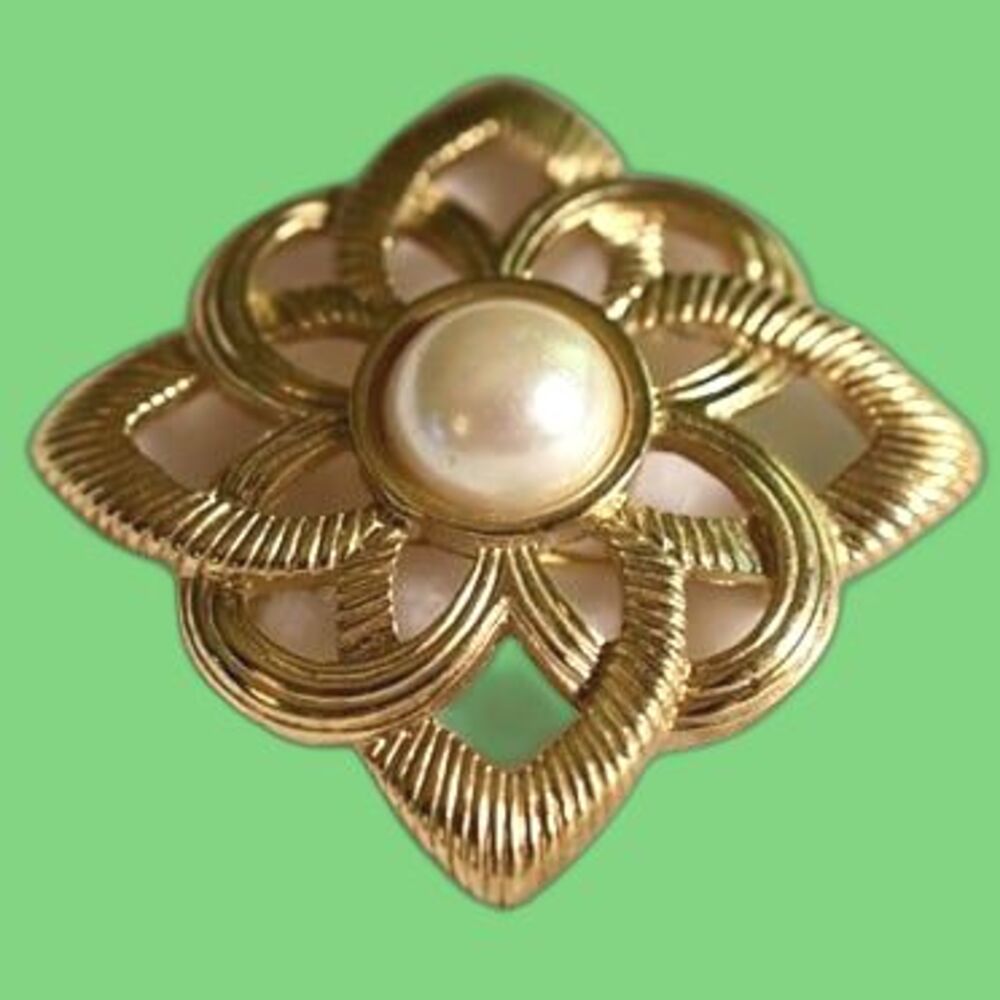 Vintage Avon Celtic Intertwined Love Textured Gold Tone Faux Pearl 1.5" Brooch